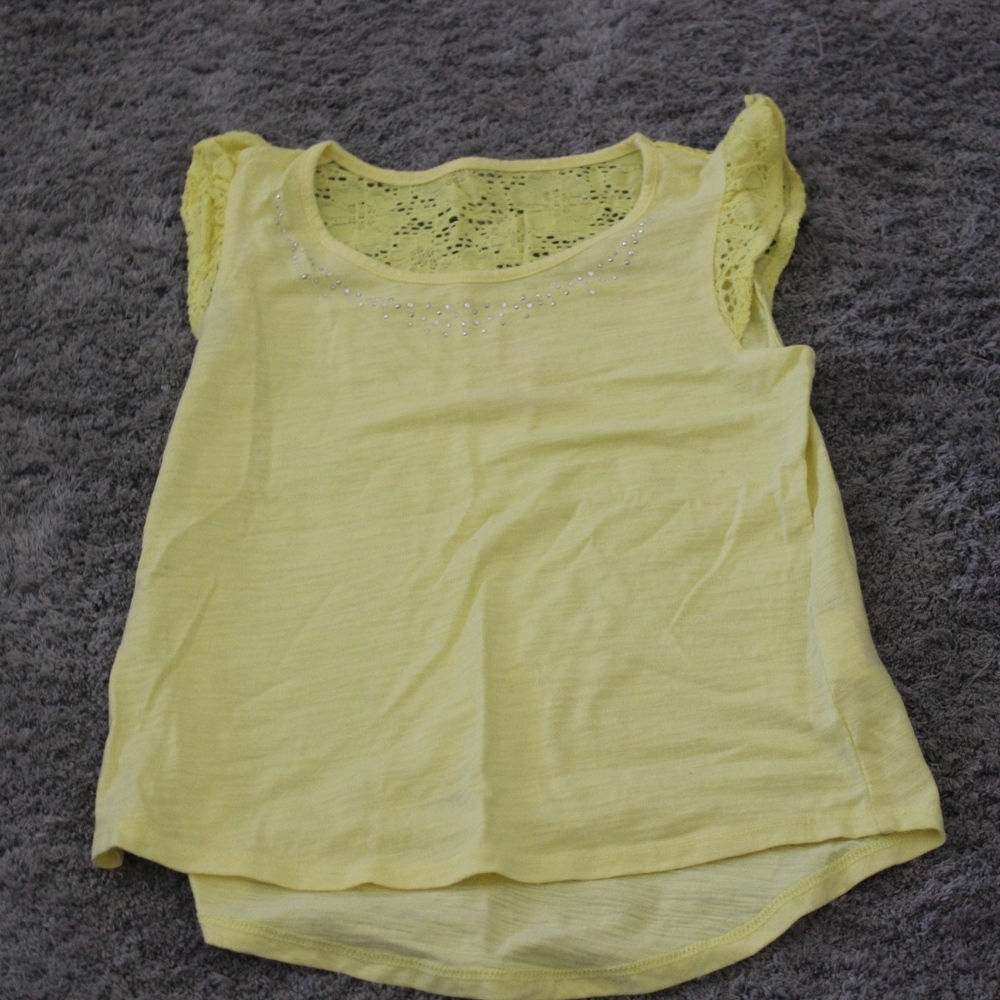 Summer yellow top with lace
